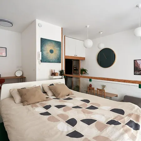 Contemporary Studio For 2 Ternes Daire